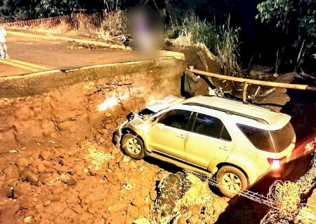 Motorista cai em buraco na Hayel Bon Faker