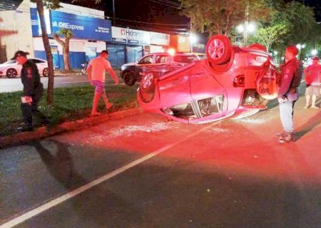 Carro capota em Colisão no centro de Dourados