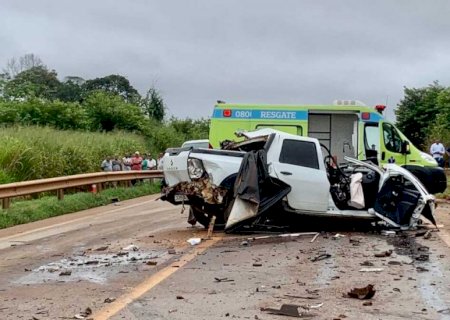 Colisão entre carreta e carro deixa mulher morta e BR-163 interditada