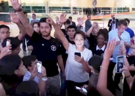 Michelle Bolsonaro e Jovens do movimento “O Retiro” oram e cantam no Palácio Alvorada