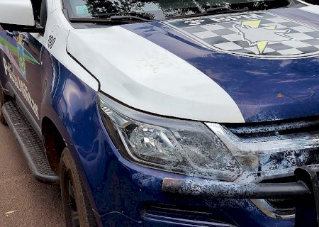 Viatura da Polícia Militar foi atingida por rojões em área de conflito em Dourados