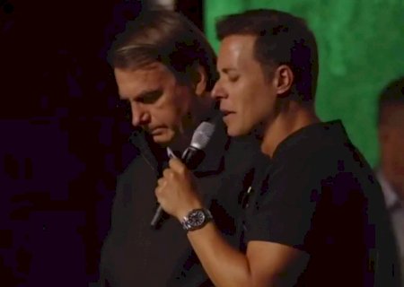 Nos Estados Unidos, Bolsonaro vai a culto na Logoinha Church