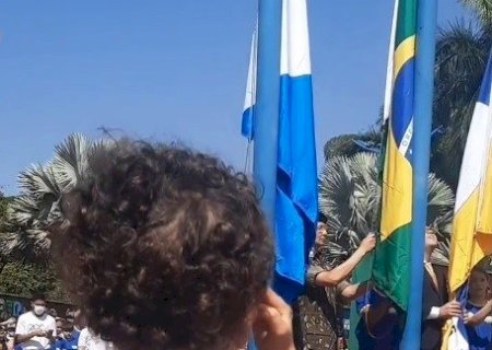 Vídeo: filho de candidato, de 2 anos viraliza prestando continência a bandeira