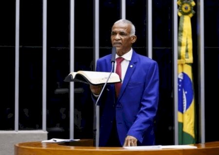 Deputados aprovam projeto que proíbe acréscimos aos textos da Bíblia