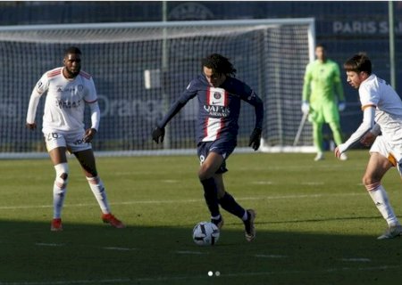 Aos 15 anos, irmão de Mbappé estreia no time principal do PSG em amistoso