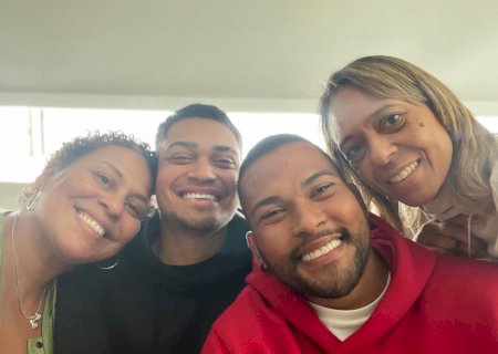 Netos de Pelé visitam Rei em hospital; filha posta: "Todos juntos"