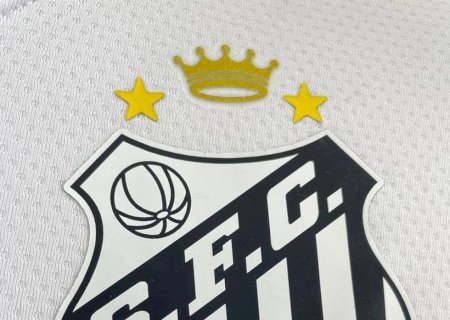 Santos divulga camisa com coroa em homenagem a Pelé no escudo