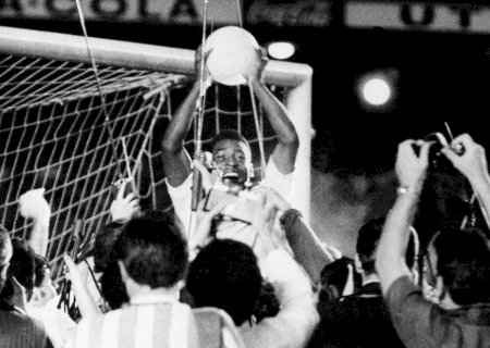 Pelé fez história no Maracanã e jogou por Flamengo, Fluminense e Vasco