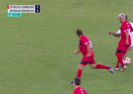 Caneta de Arrascaeta, do Flamengo, em Carlos Alberto viraliza, e ex-jogador rebate