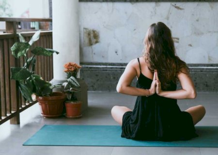 Ex-vidente alerta sobre Yoga: “Você está abrindo portas demoníacas”