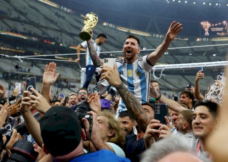 Messi é convidado para colocar os pés na calçada da fama do Maracanã