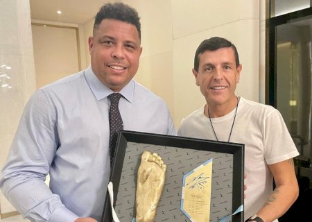 Ronaldo Fenômeno é presenteado com molde de pé de Maradona