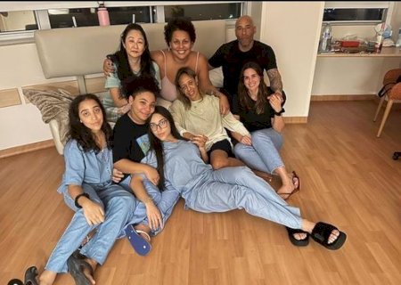 Sem o pai, filha de Pelé publica mensagem de Natal em família no hospital: "Quase todos"