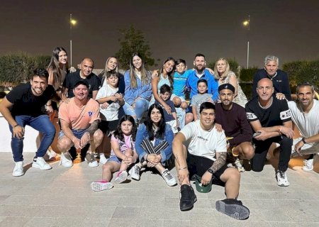 Messi curte folga em família após Argentina se garantir na final da Copa
