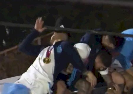 Messi e Di María quase são atingidos por cabo em celebração da Argentina, e Paredes perde boné