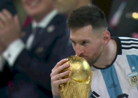 Festa de título da Argentina tem lágrimas, Agüero em campo e reverência a Messi, que beija taça