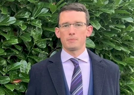 Professor que se recusou a usar pronomes trans continua preso