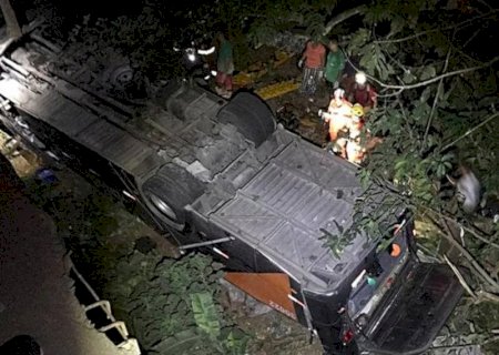 Ônibus com time de futebol do RJ cai de ponte em MG e deixa mortos e feridos