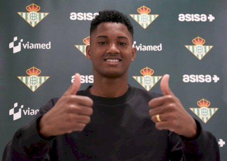 Negociado pelo Athletico, lateral-esquerdo Abner é anunciado oficialmente pelo Betis