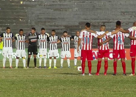 Pernambucano estreia com minuto de silêncio e homenagens a Pelé na bola e camisas; veja vídeo