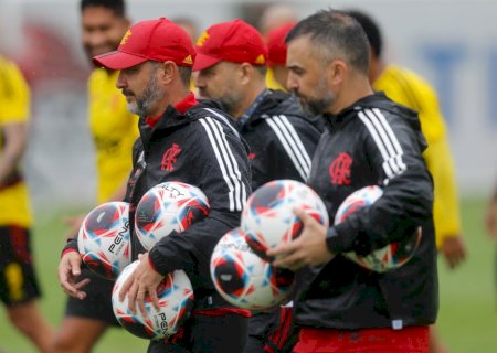 Vítor Pereira, comissão e elenco fazem churrasco de confraternização ao lado do CT do Flamengo