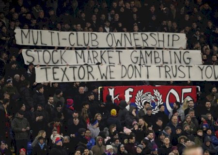 Torcida do Crystal Palace exibe faixas em protesto contra John Textor