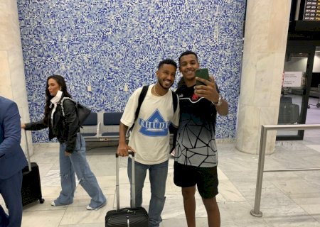 Jair desembarca no Rio para fazer exames e assinar com o Vasco