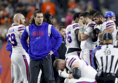 NFL: Jogador desaba em campo, sai de ambulância, e jogo é suspenso