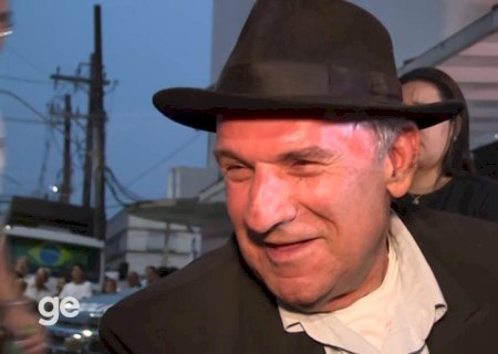 Osmar Santos vai ao velório de Pelé e narra gol do Rei; veja vídeo