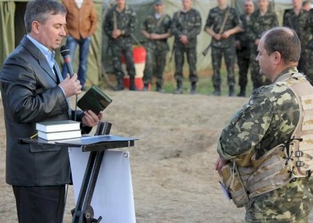 Bíblias camufladas são enviadas a soldados ucranianos