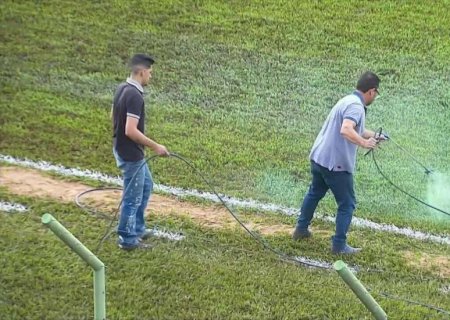 Pintor explica tinta verde no gramado de estádio em Floresta x Athletico, pela Copinha: "Melhorar a aparência na TV"