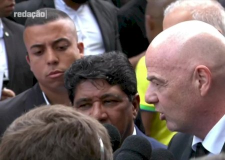 Presidente da Fifa chega ao velório e pede estádios com nome de Pelé a todos os países
