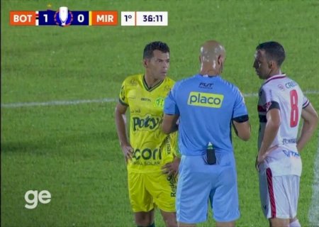Deu ruim, bandeirinha? Jogo do Paulistão é paralisado para auxiliar ir ao banheiro: "Nunca vi isso"