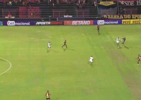 Goleiro do Sport faz lambança e quase leva gol bizarro em estreia profissional; veja vídeo