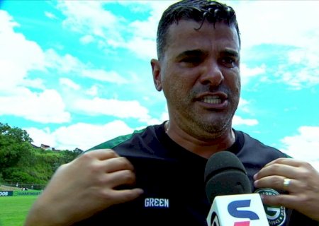Técnico do Goiás se emociona e dedica vitória na Copinha à mãe, que luta contra o câncer