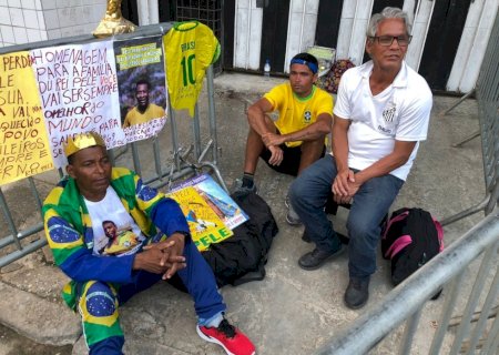 Torcedores do Santos já iniciam fila para velório de Pelé na Vila Belmiro