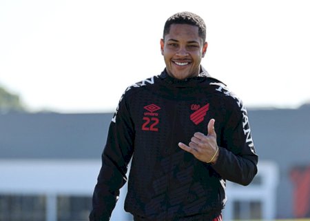 Jornal espanhol diz que Athletico quer 35 milhões de euros para vender Vitor Roque ao Barcelona