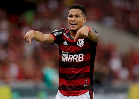 Assédio de Textor reflete na Inglaterra e faz Flamengo ganhar "extra" com João Gomes