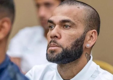 Dani Alves muda versão e diz que foi assediado por mulher que o acusa de estupro