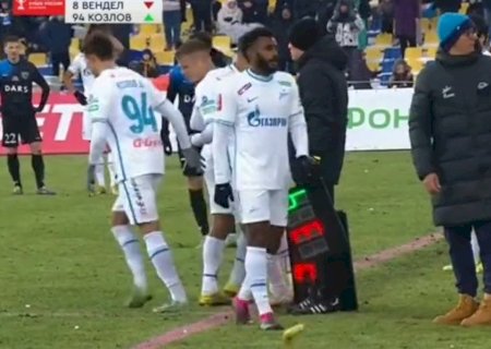 Torcida atira banana na direção do brasileiro Wendel, do Zenit, em partida na Rússia