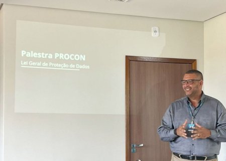 Ivano Clink, ministra palestra sobre a Lei Geral de Proteção de Dados (LGPD) no Procon de Dourados/MS