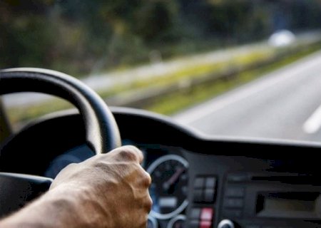 Motorista demitido após ação contra patrão receberá em dobro por período de afastamento