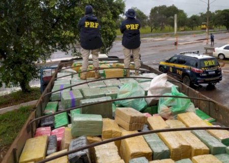 Homem abandona caminhão com mais de 13 toneladas de maconha, tenta fugir, mas é preso