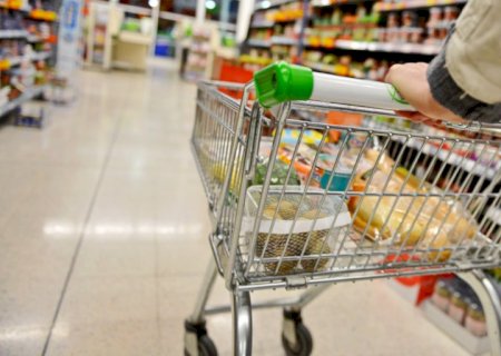 Mulher que caiu em piso molhado deve ser indenizada por supermercado