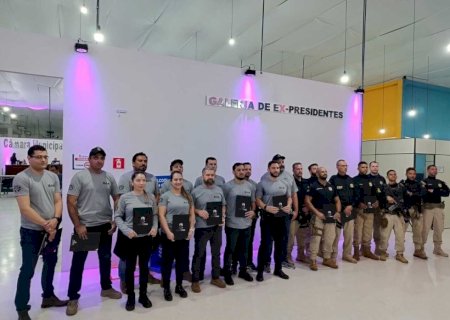 Vereadores homenageiam policiais que desvendaram morte de médico