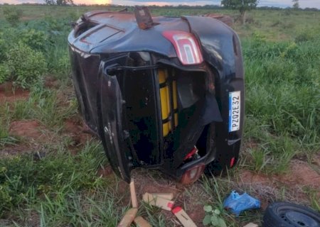 Homem capota veículo com mais de 50 quilos de drogas em tentativa de fuga