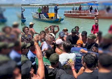 Bolsonaro é recebido aos gritos de “mito” em praia do Nordeste
