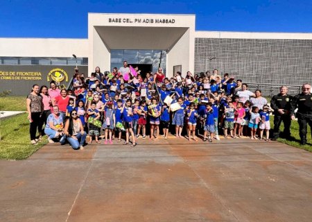 Alunos fazem visita à sede do DOF e ganham brinquedos