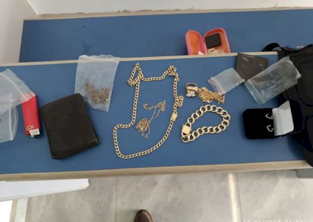 Joias furtadas são identificadas à venda em loja casal é preso em flagrante por receptação