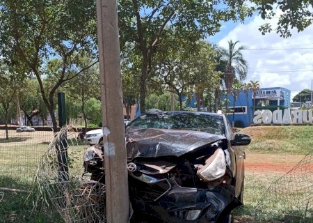 Motorista embriagado colide violentamente com poste no Parque Antenor Martins